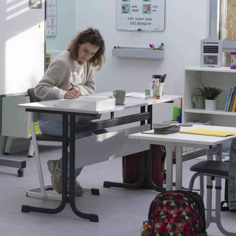 classroom, Schreibtisch, Schülerin, Schreiben, Rucksack