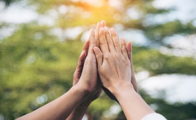 Hände, Hände zusammen, Gruppenhände, Hände klatschen, Handschuhe?