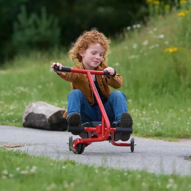 Kinderfahrzeug, Rodel/Go-Kart, rotes Zubehör, Outdoor Spielzeug, Kleidung Jeans/Brown Jacket