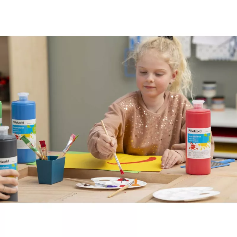Kinderatelier, Malfarben, Pinsel, Bunte Farbpalette, Papierkarton