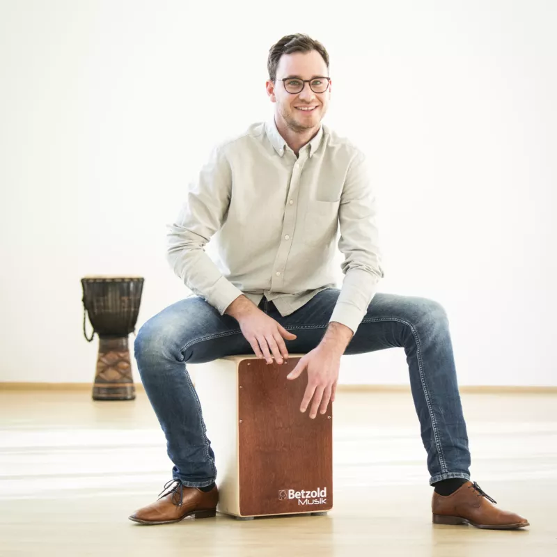 Cajón, Persona sentado, Cajón percussion, Ropa casual hombre, Zapatos marrones