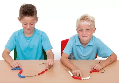 Kinder, Perlenkette, Armband, blaues Shirt, Bastelaktivität