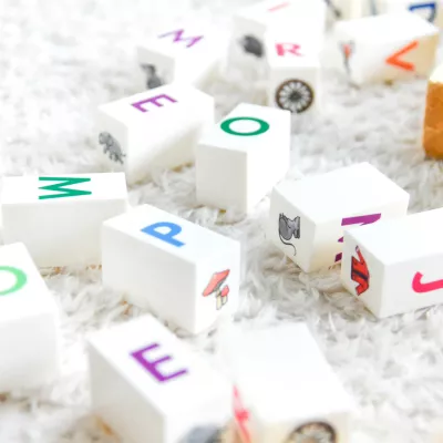 Alphabetblöcke, Buchstabenblöcke, Spielbausteine, Holzblöcke, bunte Buchstaben