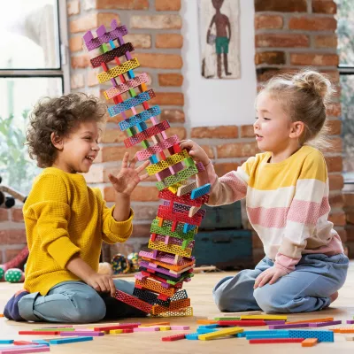 bauklötze, holzbausteine, kinder spielzeug, spielerisches lernen, farbige steine