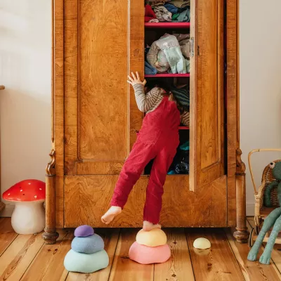 Kinderkleidung, Overalls, Rot, Stoffregal, Spielzimmer