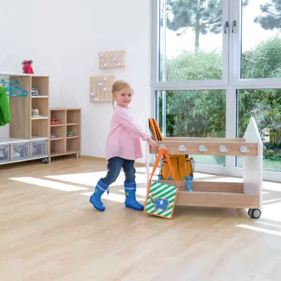 Kinderzimmer, Kleinstkind, Spielzeugregal, Koffer, Boots