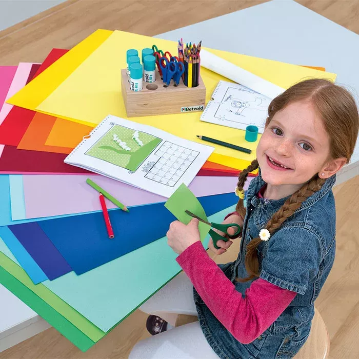 Schreibtisch, Schule, Bastelmaterial, Schere, Farben