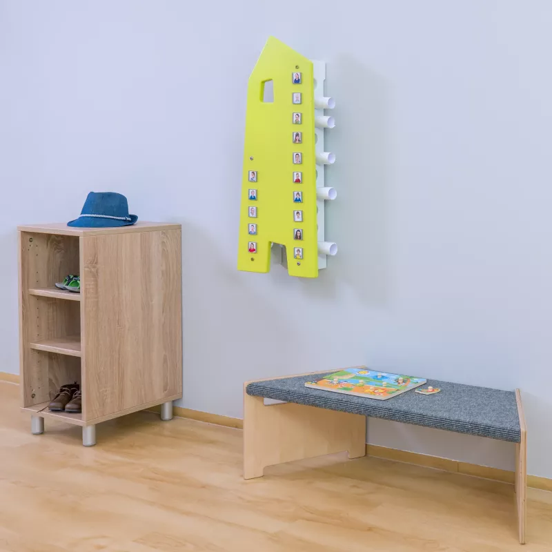 kinderflur, schuhregal, kreative wandhalterung, holzbank, spielzimmer dekor