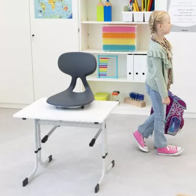 Stuhl, Schreibtisch, Klassenzimmer, Rückenlehne, Schülerin