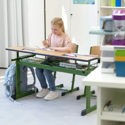 Schreibtisch, Schülerin, Schulbank, Rucksack, Notizen
