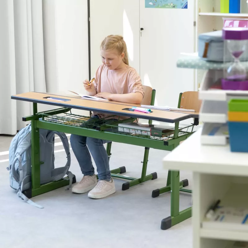 Schreibtisch, Schülerin, Schulbank, Rucksack, Notizen
