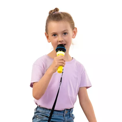 Kinder, Mikrofon, Karaoke, Lila T-Shirt, Jeans