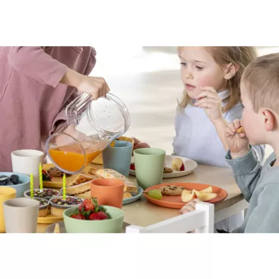 Kinderfrühstück, Säftekanne, Kekse, Geburtstagstisch, Frühstücksbrettchen