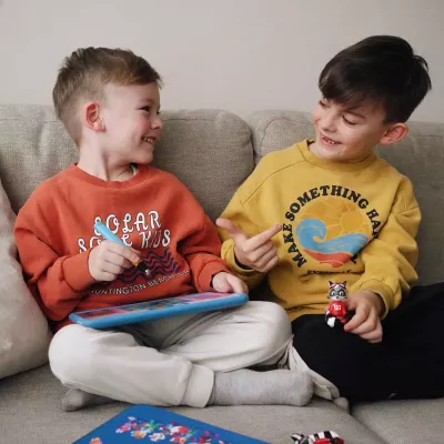 Kinder, Sweatshirt, Sitzauf Sofa, Spielzeugfigur, Kleidung Langarm