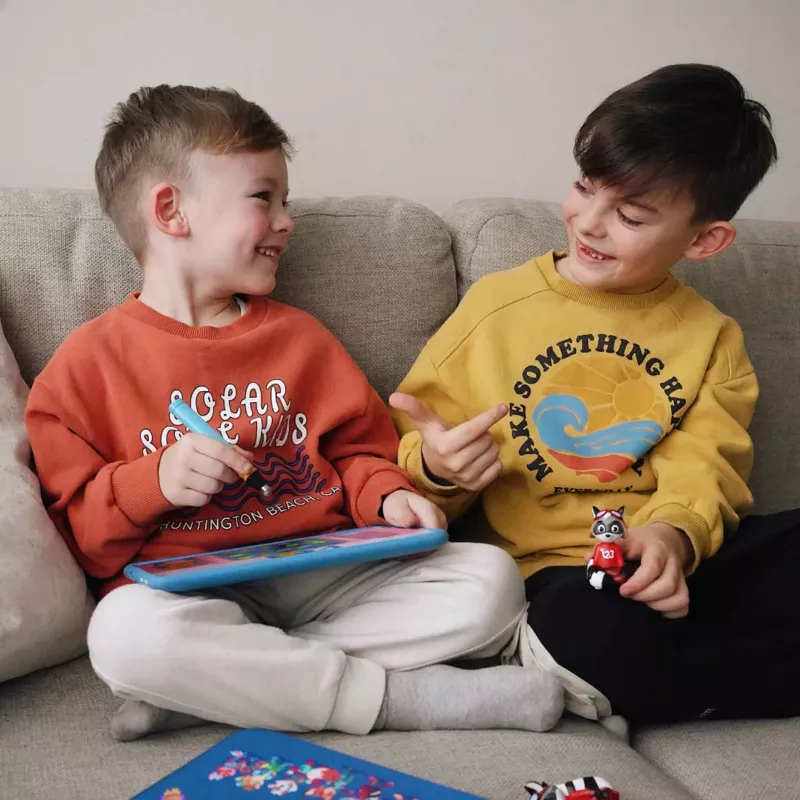 Kinder, Sweatshirt, Sitzauf Sofa, Spielzeugfigur, Kleidung Langarm