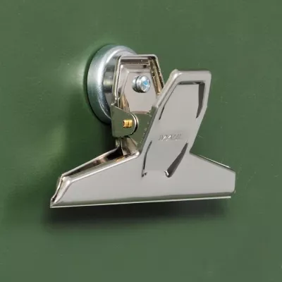 Türschloss, Metallverschluss, Chromoberfläche, grüne Tür, Beschlagszubehör