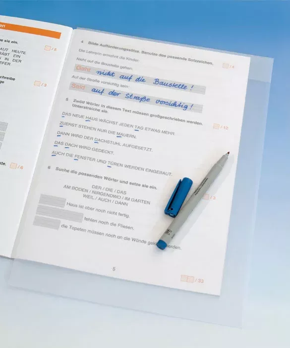notizbuch, lernheft, seite mit text, liniert, stift (blau)