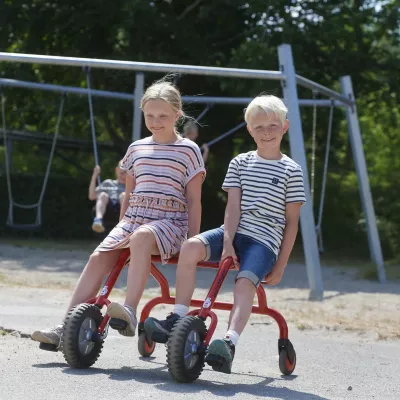Kinder, Kinderfahrzeuge, Pedalspielzeug, gestreifte Shirts, Draußen