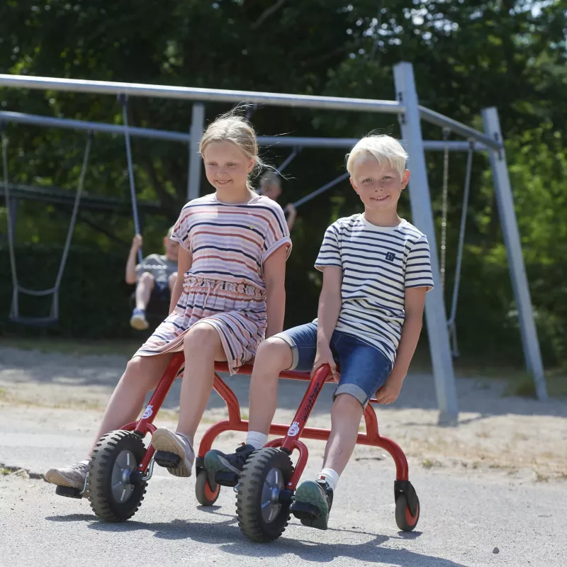 Kinder, Kinderfahrzeuge, Pedalspielzeug, gestreifte Shirts, Draußen