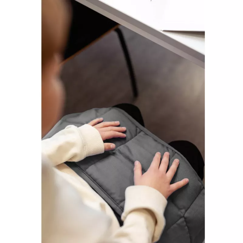 Kind, Kuscheldecke, Kinderdecke, grau, graues Material