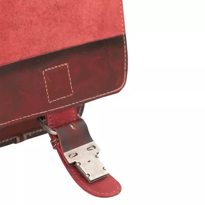 leder, rote tasche, schulterriemen, magnetischer verschluss, detailnaht