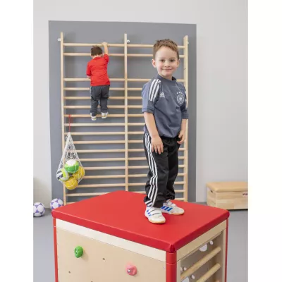 Kinderturnstuhl, Klettergerät, Sportschuhe, Gymnastikbank, Sportkletterwand