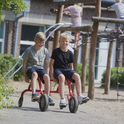 Kinderwagen, Schubkarren, Rot, Zwei Personen, Spielplatz