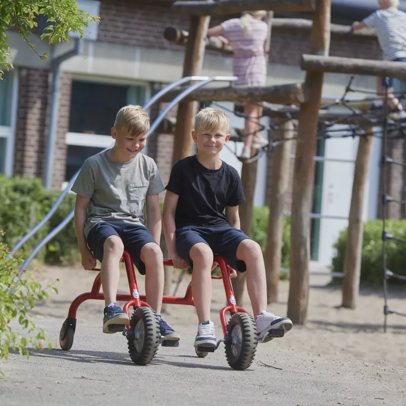 Kinderwagen, Schubkarren, Rot, Zwei Personen, Spielplatz