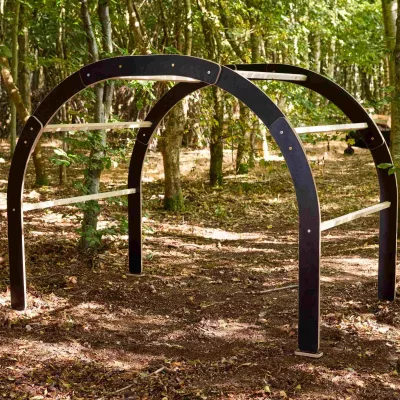 Outdoor gym, Bogenrahmen aus Metall, Fitnessgerät, Stationsgerät, Braun/Schwarz