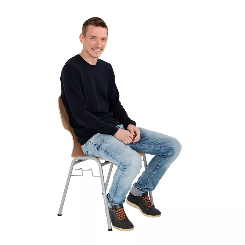 Stuhl, Holzstuhl, Sitzmöbel, Jeans, Sneaker