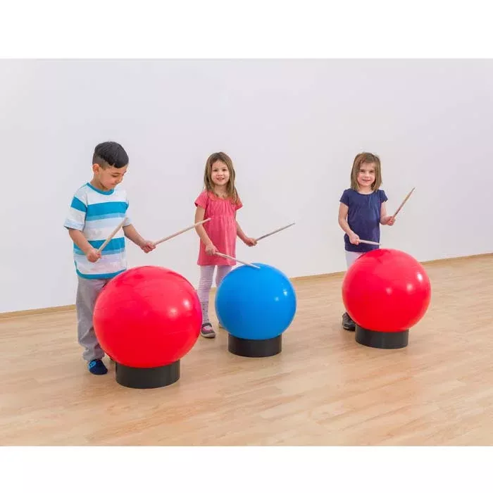 kinder, trommeln, schlagstöcke, farbige kugeln, spielzimmer