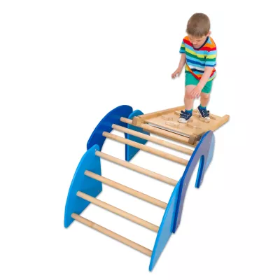 Klettergerüst, Holzleiter, Kinder-Spielgerät, Blaue Seiten, Rainbow-Shirt