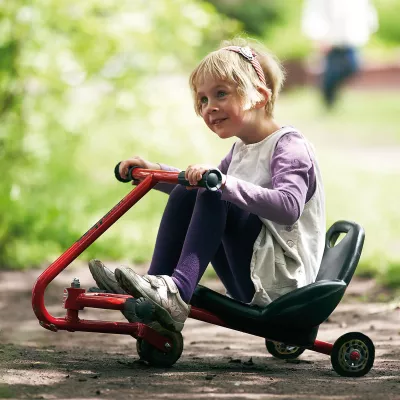 Kleinkind-Spielzeug, Rutschtier, Rot, Fahrzeug, Kleinkind outdoors