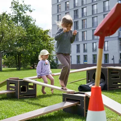 Spielgerät, Kletterbrücke, Holzplatte, Grüner Rasen, Kinder Outdoor-Spiel