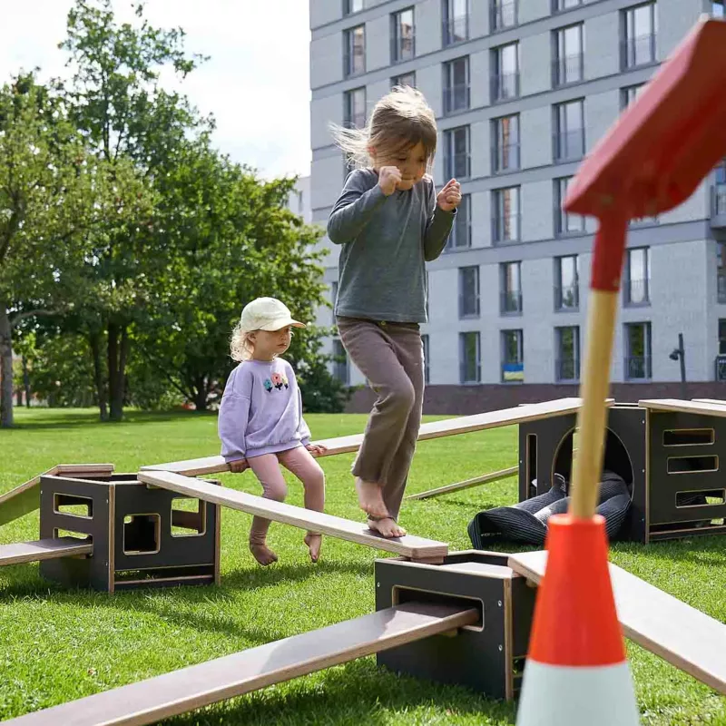 Spielgerät, Kletterbrücke, Holzplatte, Grüner Rasen, Kinder Outdoor-Spiel