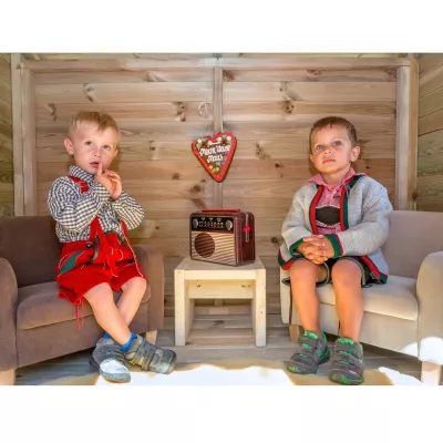 Kinder, Lederhose, Pullover, Radio, Herzdeko