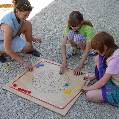 auslegespiel, brettspiel, ludo-brett, kinder spielen, außen spiel