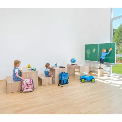 Kinderklasse, Schulklasse, Klappbare Tische, Spielzeugautos, Schultafel