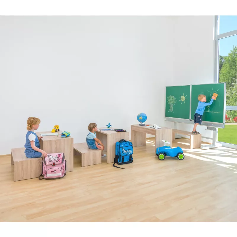 Kinderklasse, Schulklasse, Klappbare Tische, Spielzeugautos, Schultafel