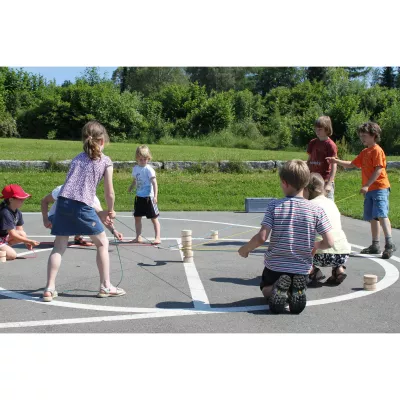 Kinder spielen, Stabspiele, Kreidekreis, Spielplatz, Gruppe Kindern
