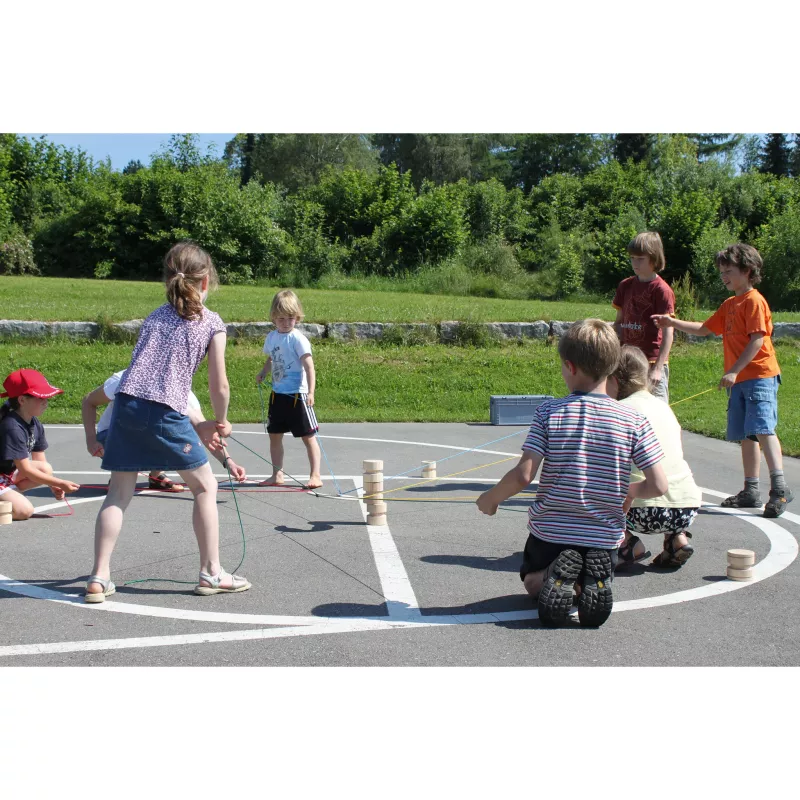Kinder spielen, Stabspiele, Kreidekreis, Spielplatz, Gruppe Kindern