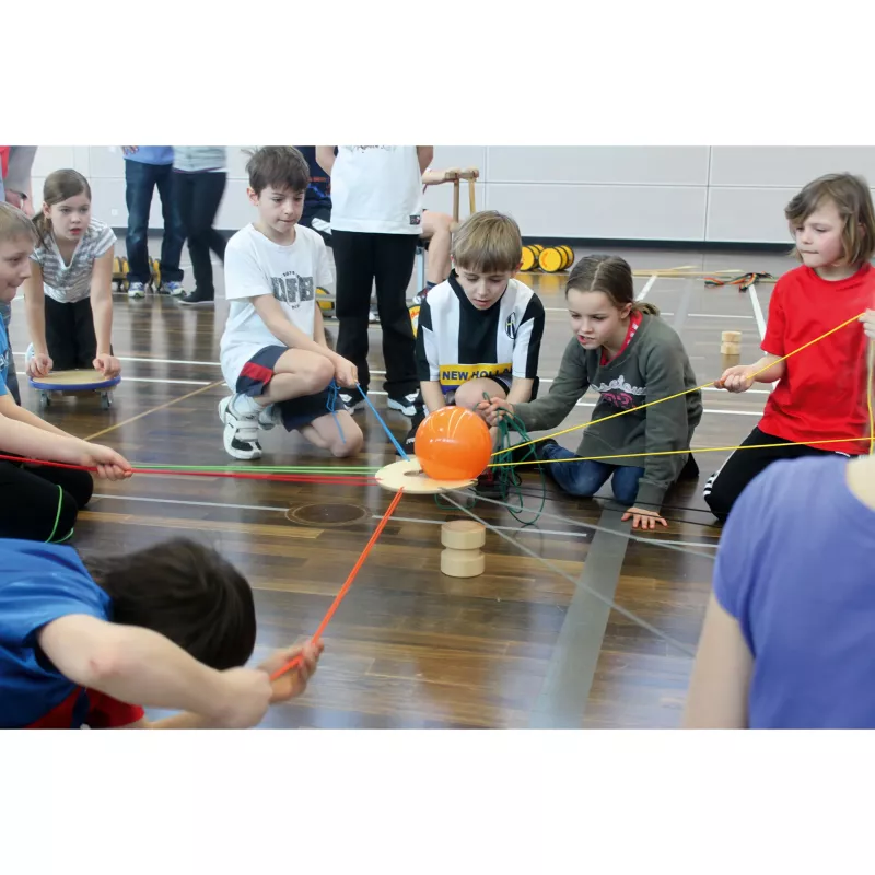 Gruppenaktivität, Kinder-Sport, Fallschirmspiel, orange Ball, Indoor-Gymnastik