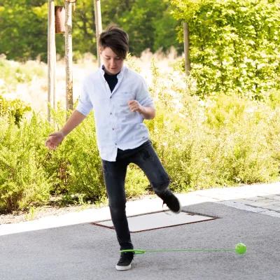 Kinder, T-Shirt, Jeans, Rollenball, Spielzeug