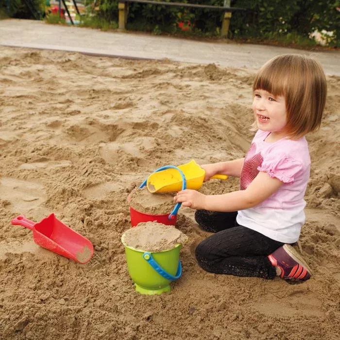 Sandkasten, Kind spielt, Sandkasten-Spielzeug, Schaufel, Eimer