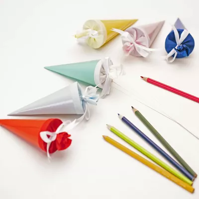 Partyhütchen, bunte Buntstifte, Konfetti- bzw. Wurfkegel, Papierkegel, Bastelbedarf