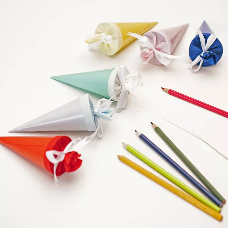 Partyhütchen, bunte Buntstifte, Konfetti- bzw. Wurfkegel, Papierkegel, Bastelbedarf