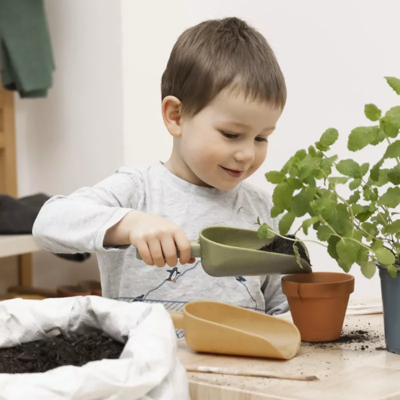 Kleinkind, Gartenpflege, Topfpflanze, Gießkanne, Kinderpflanzenpflege