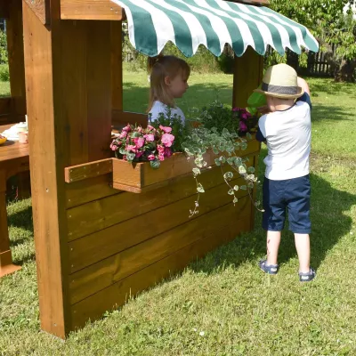 Holz-Spielhaus, Gartenstand, Blumenbeet, Kinder-Spielstand, Blumenpflanzen