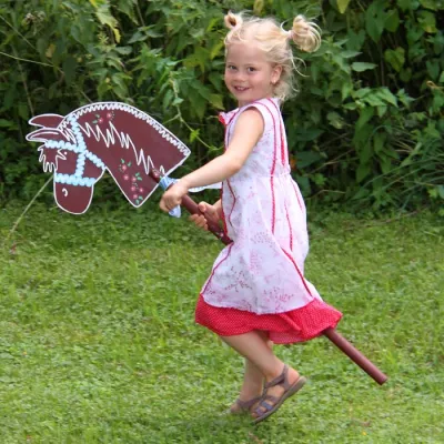 Spielzeug, Pferd, reiten, Mädchen, Garten