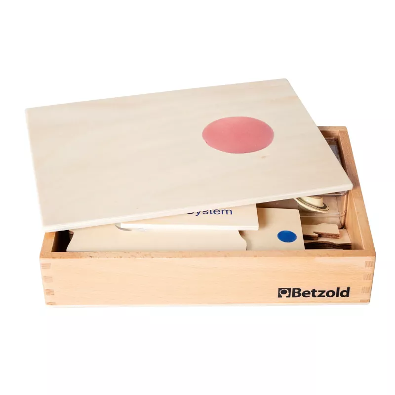 holzbox, logoelement sichtbar, kartenspiel, aufbau system, Betzold